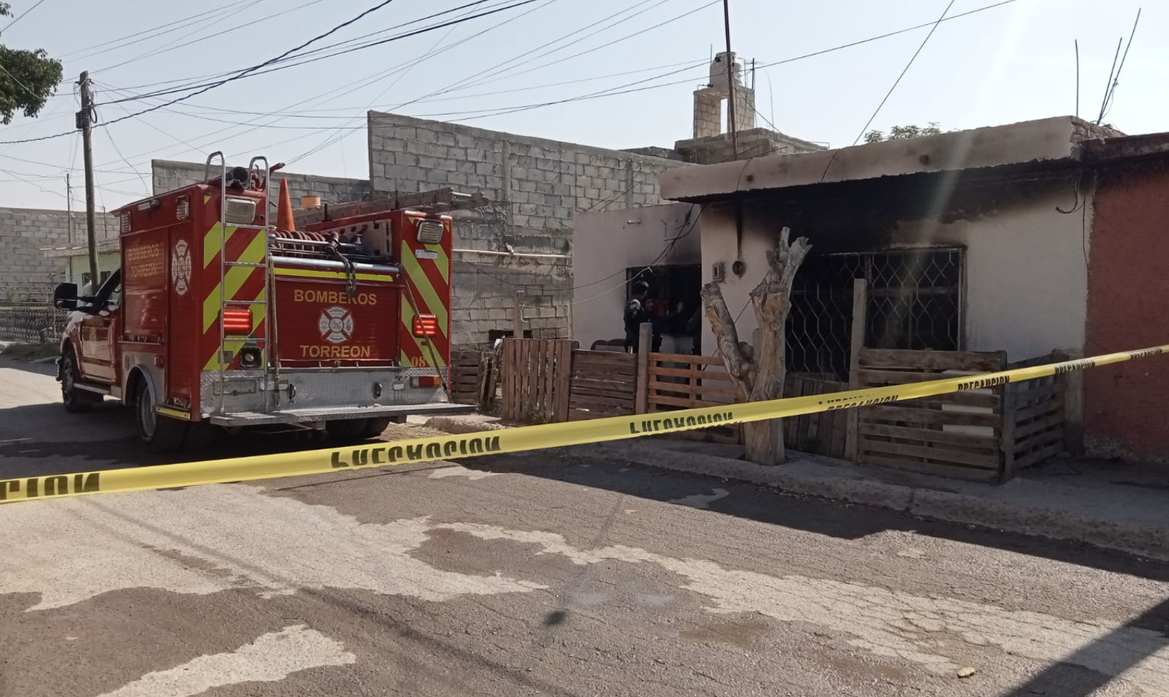 Atienden bomberos a familia afectada por incendio en San Antonio de los Bravos