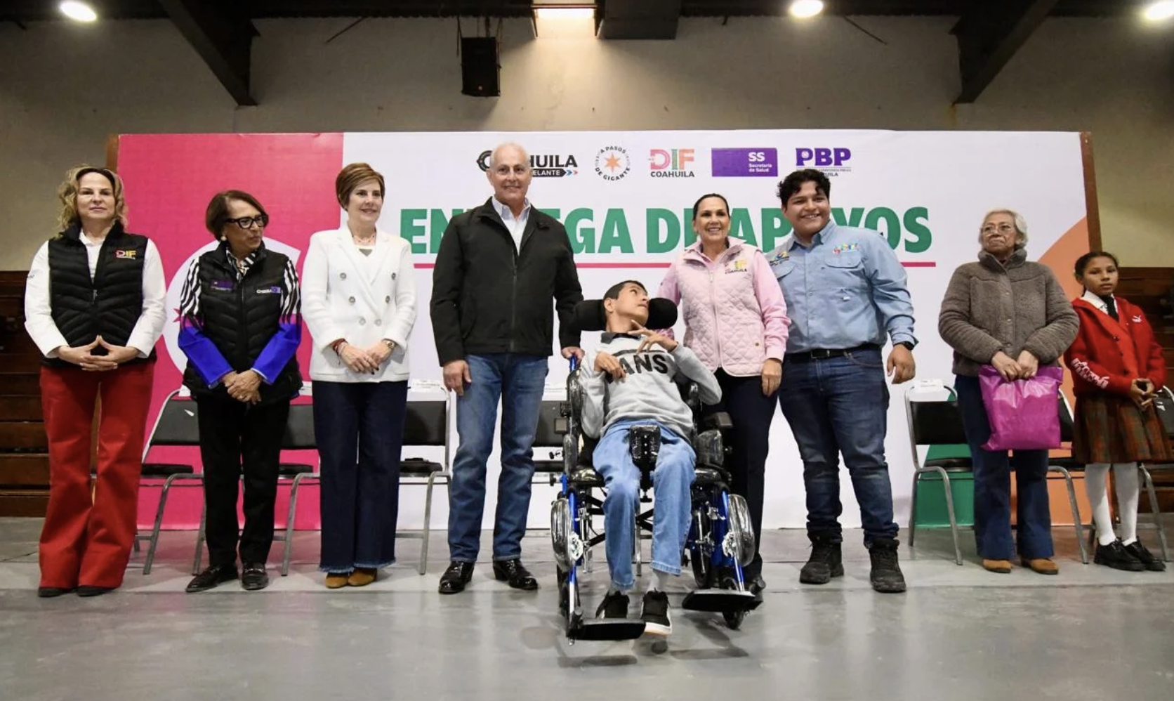 Román Cepeda y Liliana Salinas entregan aparatos funcionales, becas y prótesis de mama