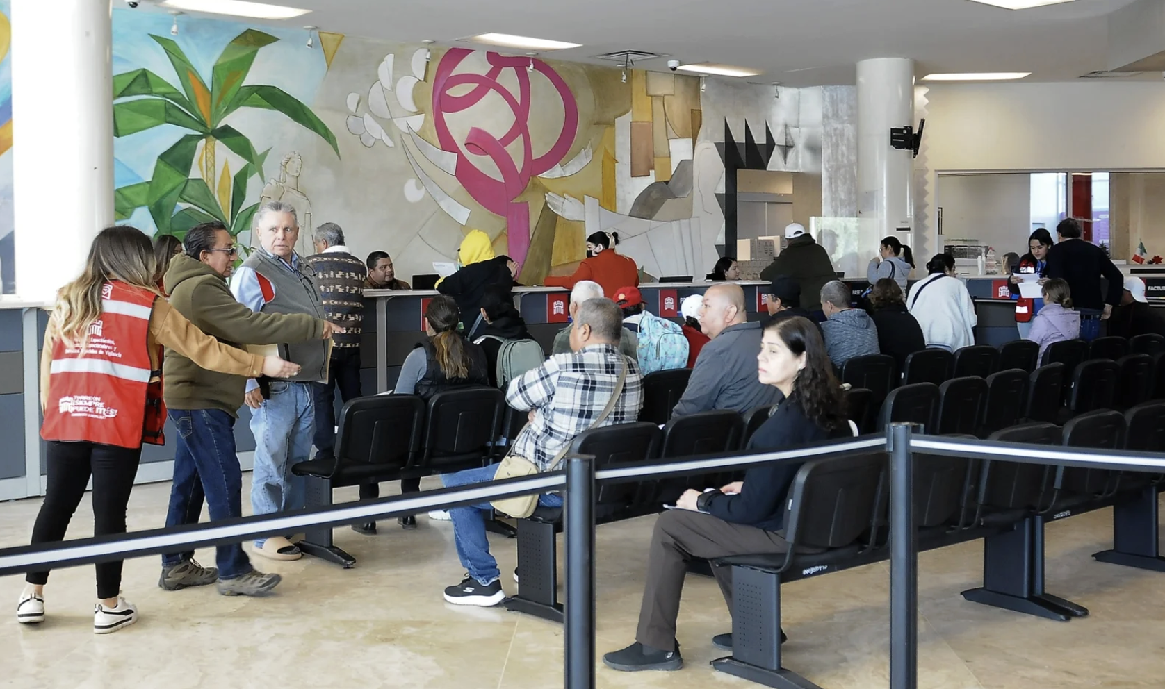 Acuden los primeros contribuyentes a realizar su pago del impuesto predial en Torreón