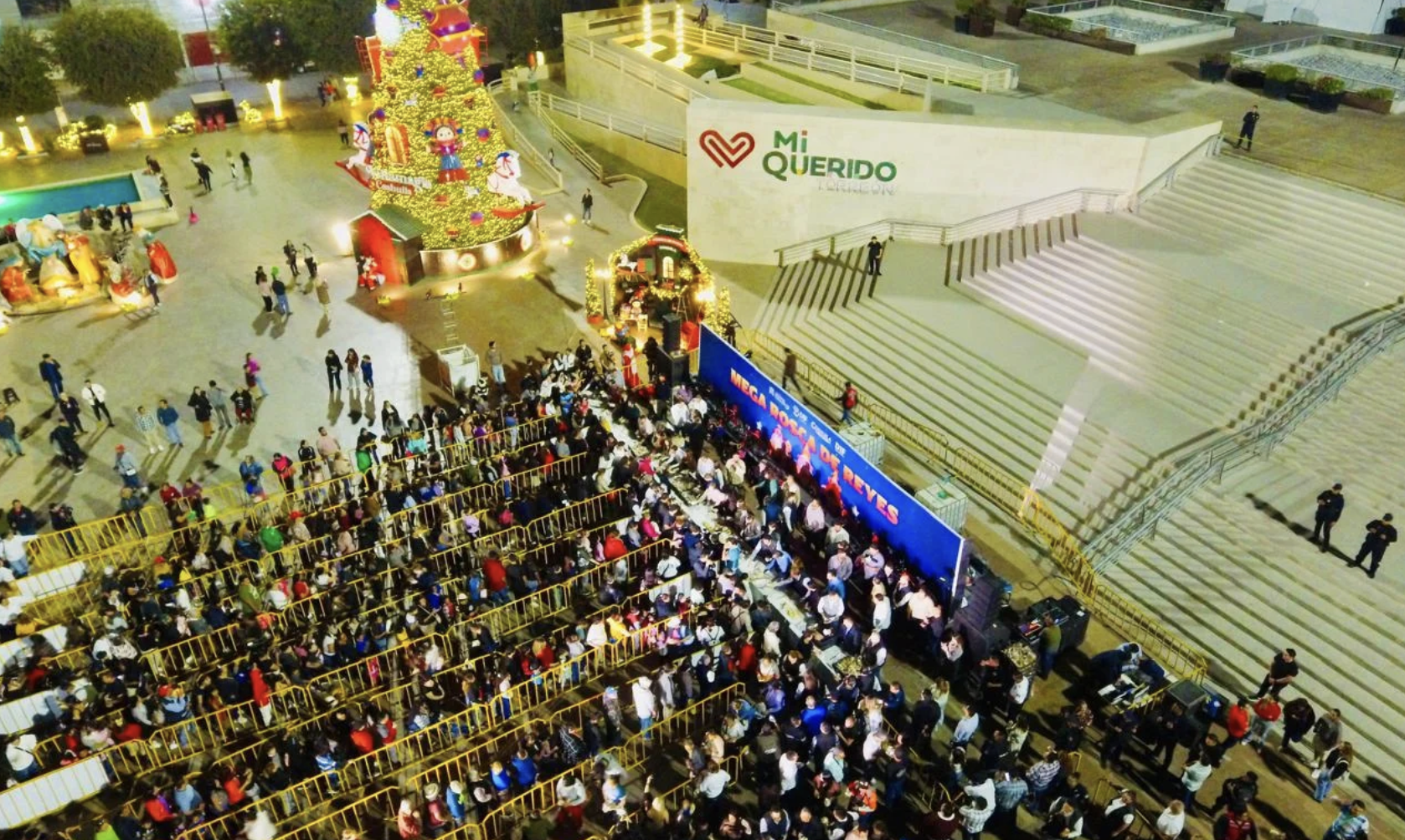 Román Cepeda comparte Mega Rosca de Reyes con miles de familias en Plaza Mayor