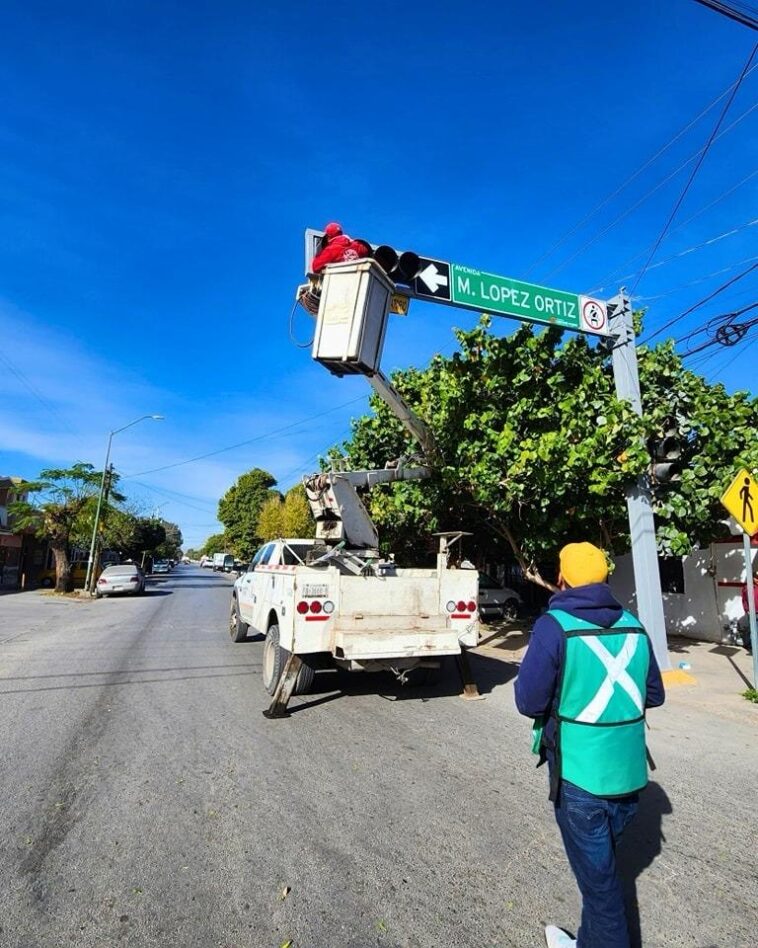 Realizan mantenimiento y colocan nuevos semáforos en cruceros del municipio