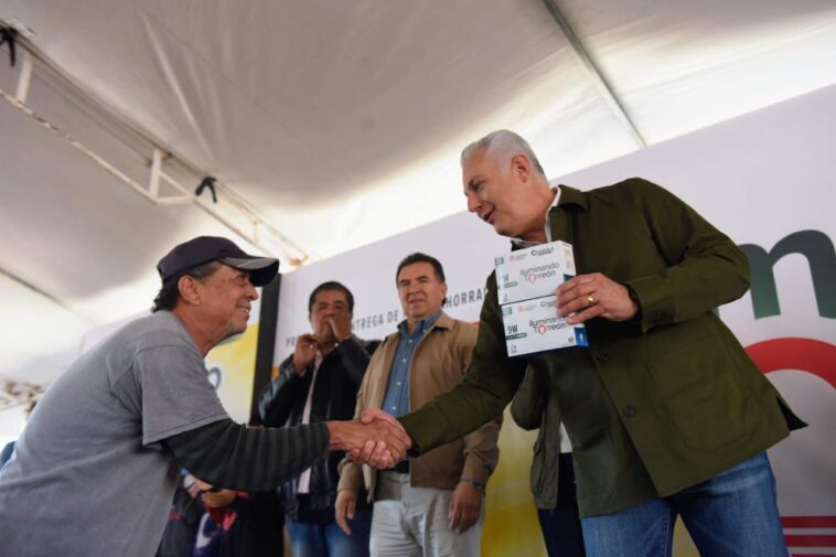 Román Alberto Cepeda lleva el programa ‘Iluminando Torreón’ al ejido Albia