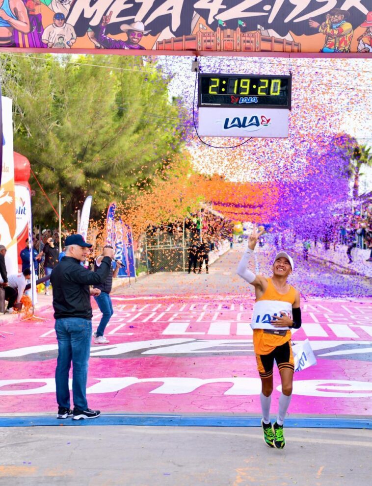 Alcalde de Torreón recibe en la meta a los ganadores del Maratón Lala