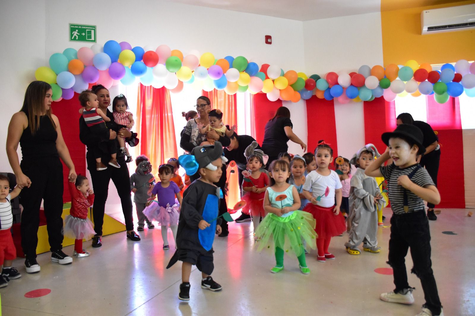 Celebran a madres de familia de la guardería de la Dirección de Seguridad Pública