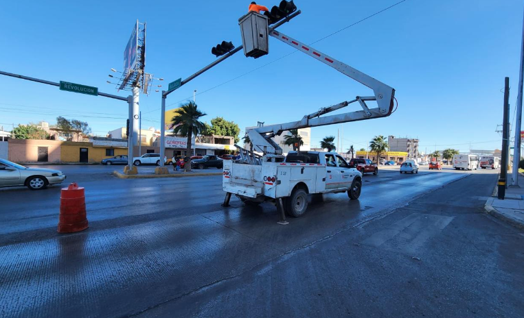 Intensifican labores de mantenimiento a semáforos de Torreón