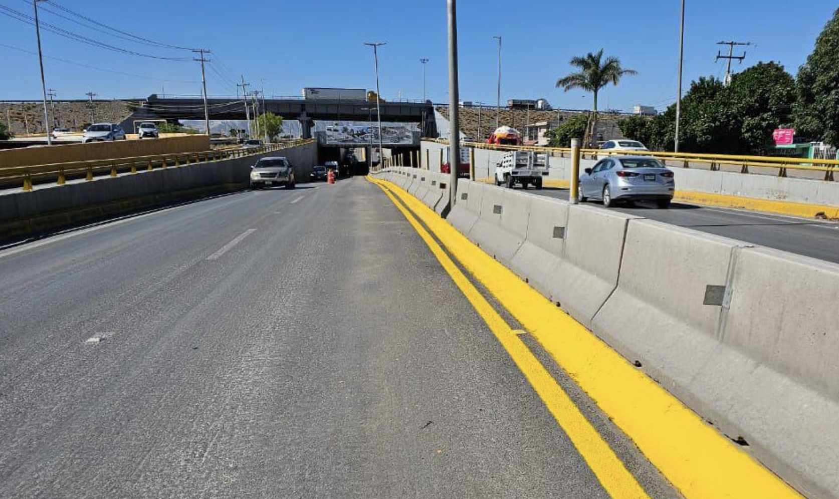 Refuerzan seguridad vial con pintura en bulevares y puentes de Torreón