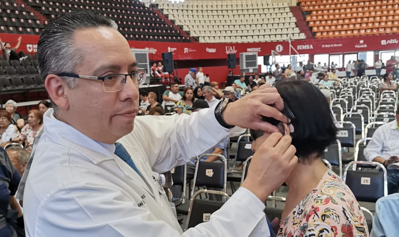 Dan seguimiento médico a pacientes de brigada de salud visual y auditiva