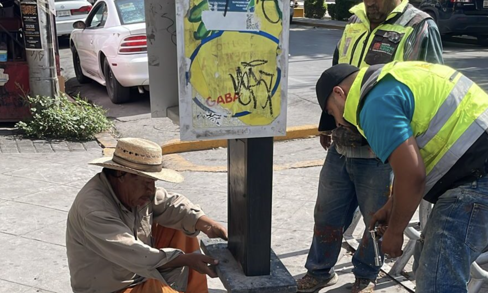 Inicia el retiro de cabinas telefónicas de la vía pública