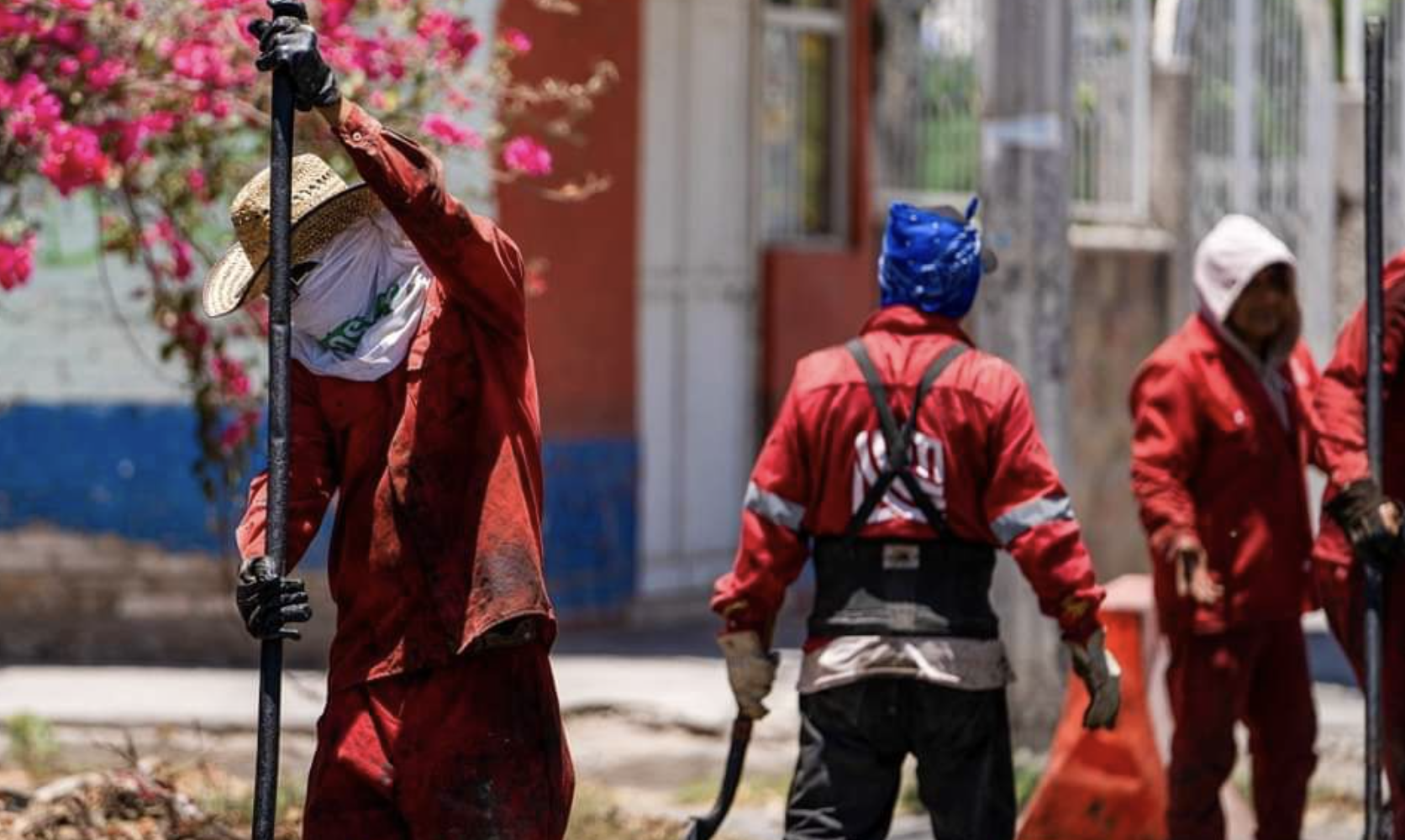 Realizan trabajos de bacheo en calles de colonias del sur de Torreón