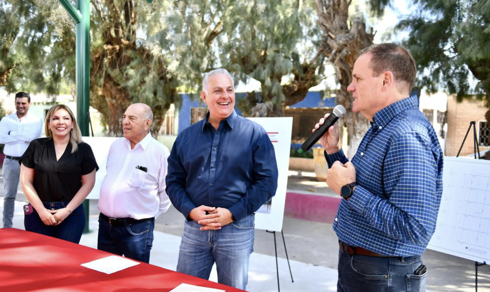 Supervisa Román Cepeda la construcción de techumbre en el ejido Santa Fe