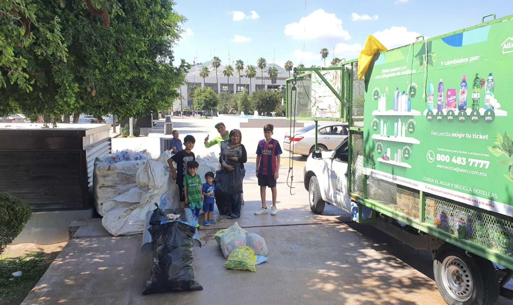 Llevan a cabo campaña de reciclaje a cambio de productos de limpieza en Plaza Mayor