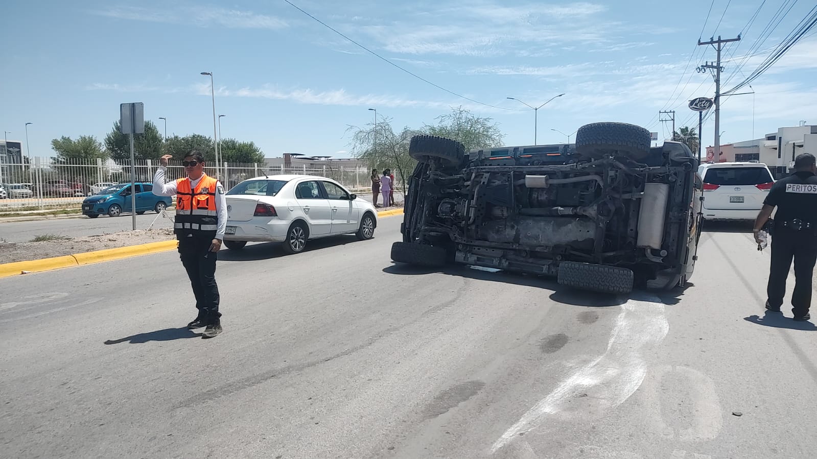 Conductoras protagonizan choque volcadura en Torreón