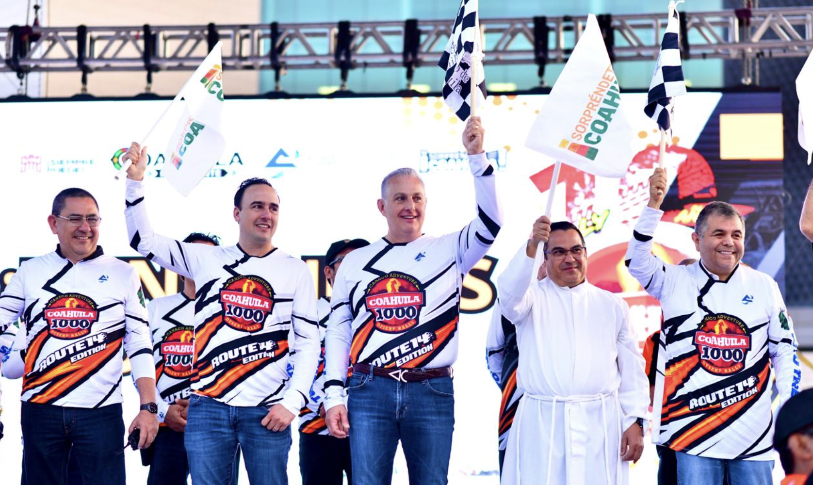 Dan banderazo de arranque de la carrera Coahuila 1000 en Torreón