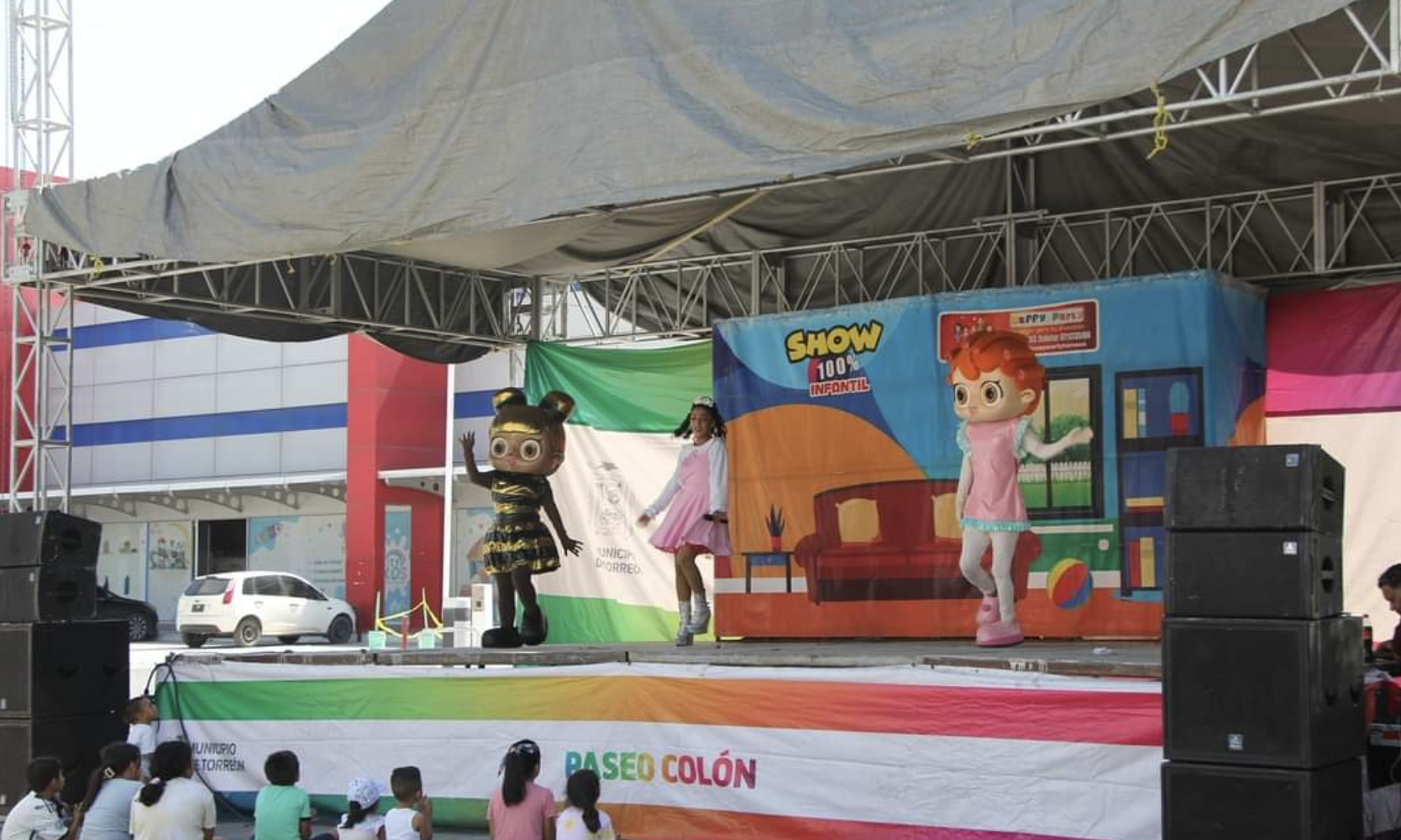 Cientos de familias se reúnen cada domingo en el escenario principal del Paseo Colón