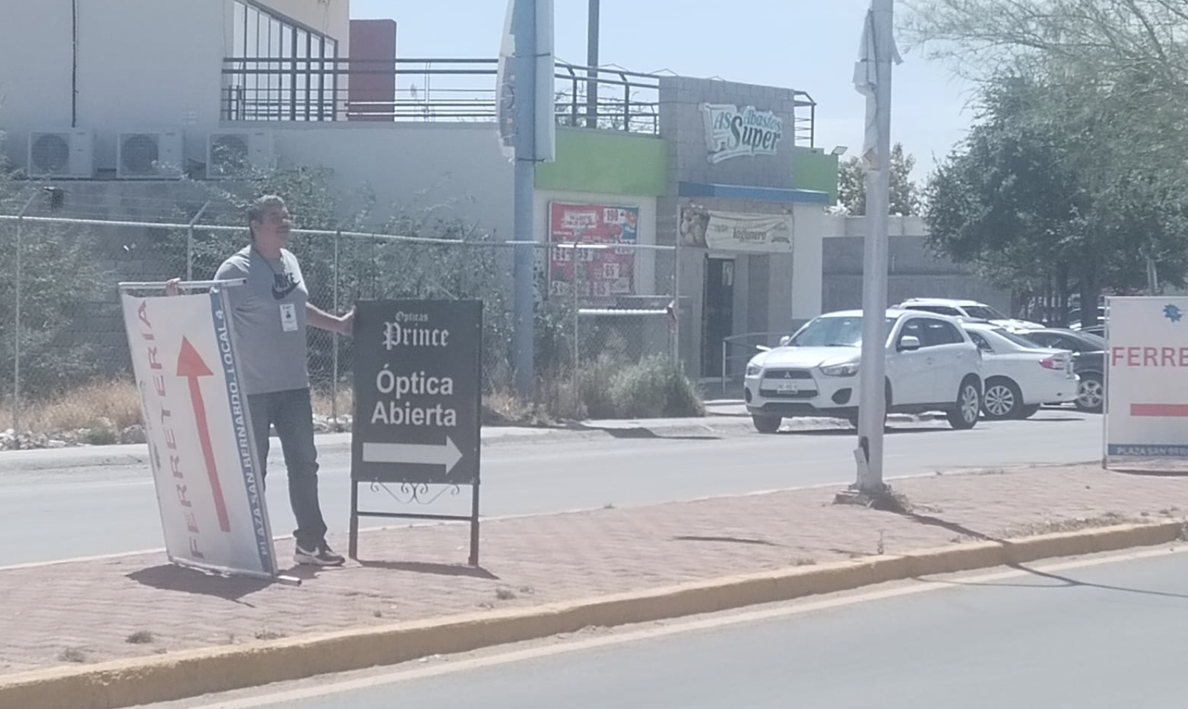 Retiran letreros publicitarios por obstrucción de camellón en Senderos