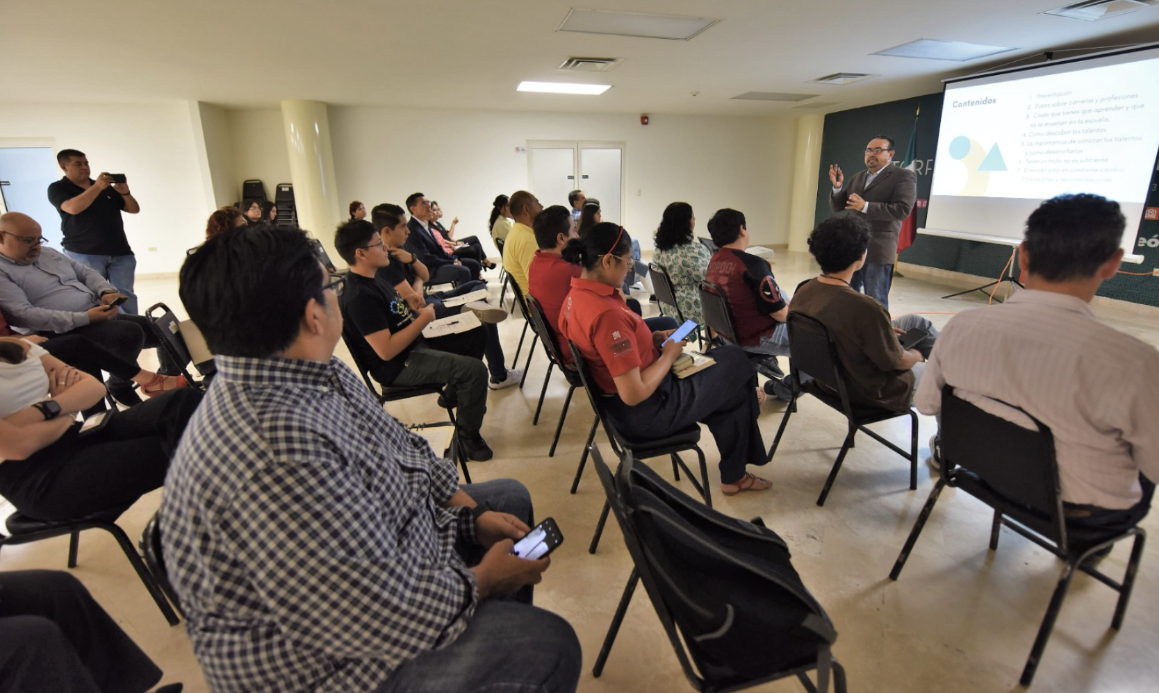 Ofrecen conferencia “Descubre tu pasión, forja tu futuro”, a servidores públicos municipales y sus hijos