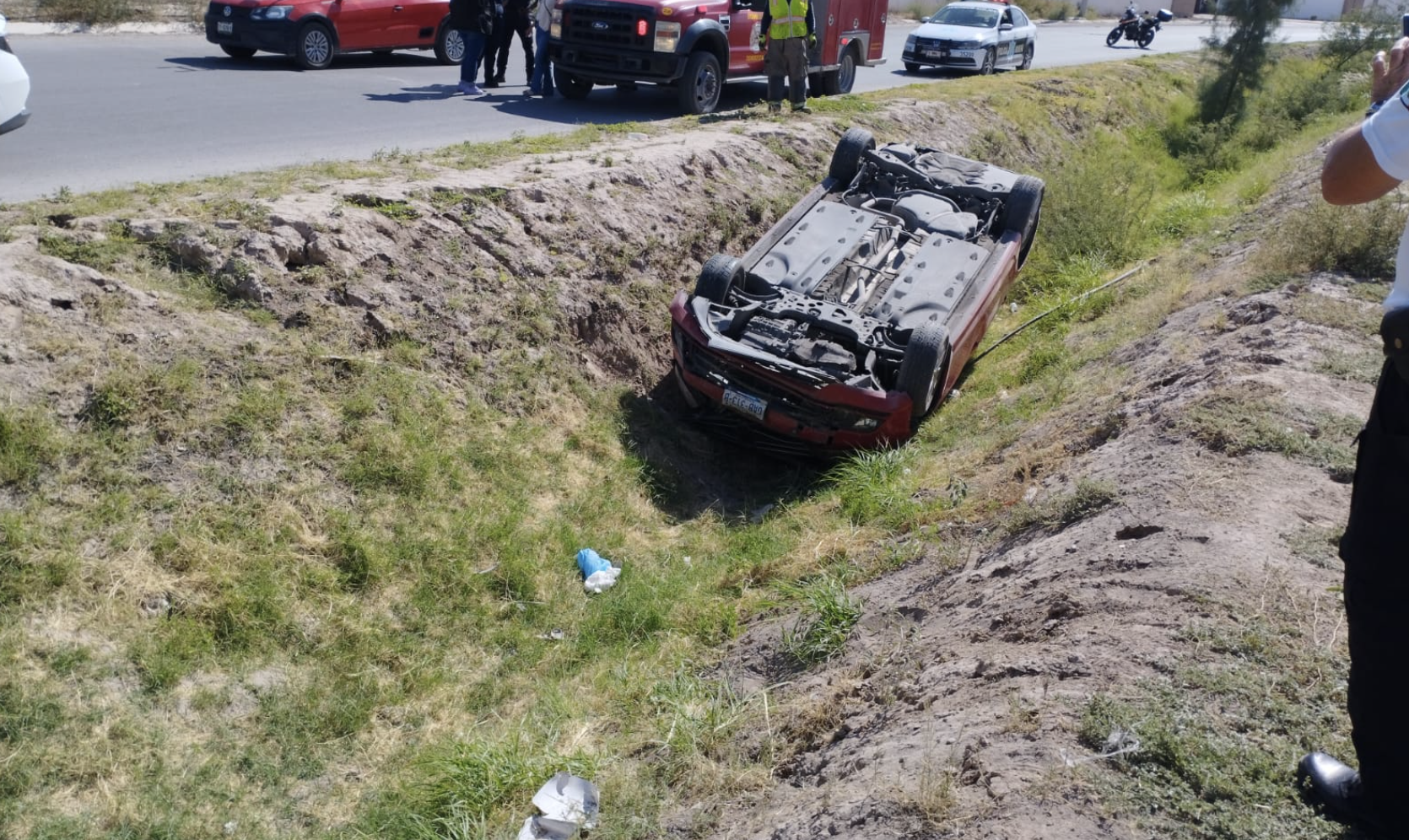 Joven conductora vuelca y automóvil termina en canal