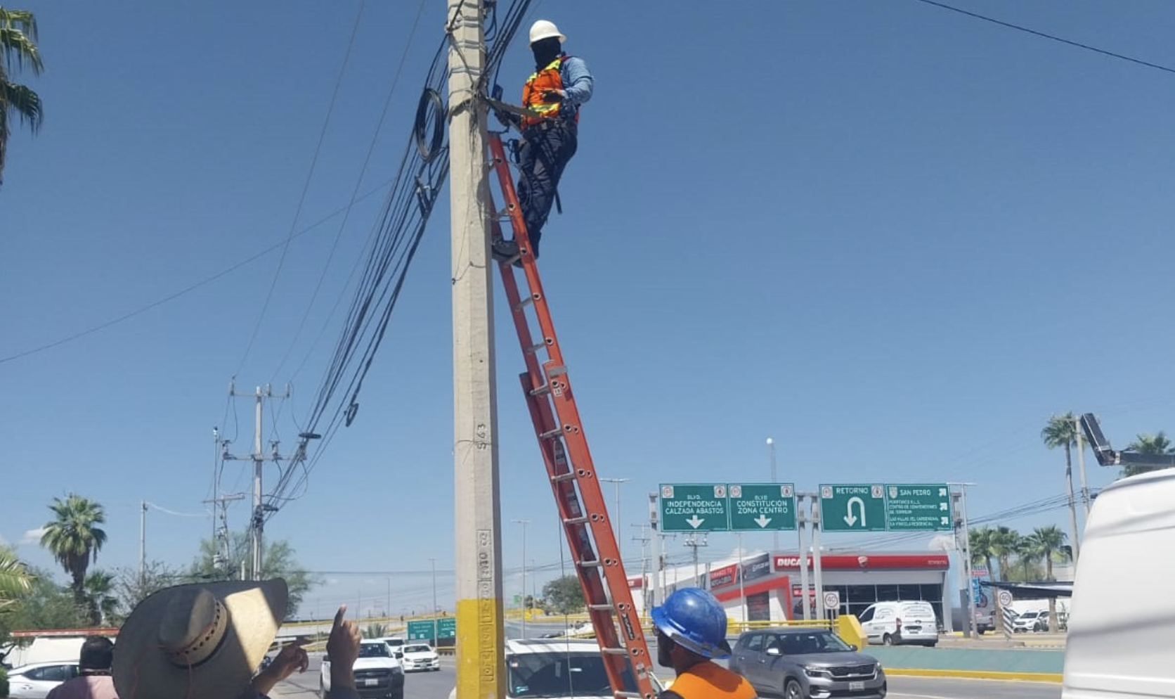 Continúa el retiro del cableado en desuso en Torreón