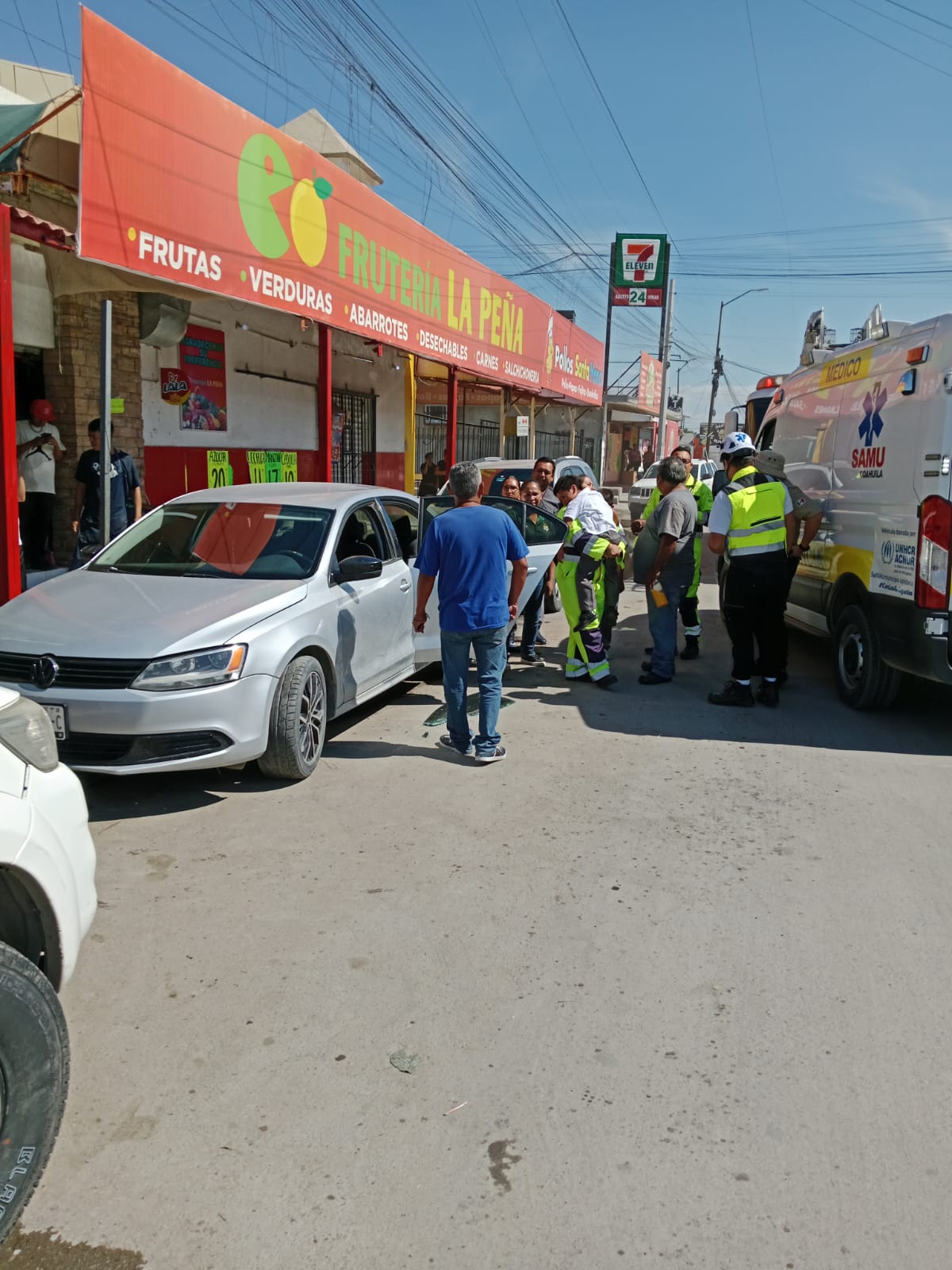 Reportan menor atrapado en vehículo en Torreón