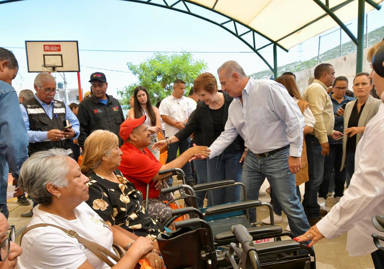 Entrega Román Cepeda techumbre en el poniente de Torreón, durante brigada multidisciplinaria