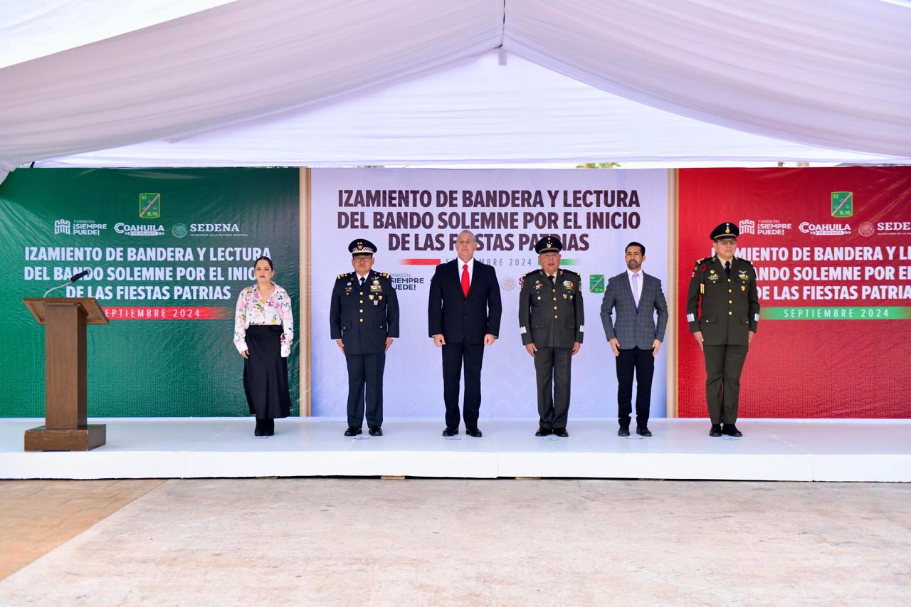 Izan la Bandera Nacional en el marco de la Independencia de México y el aniversario de Torreón