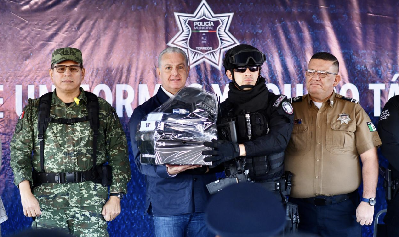 Entrega Román Cepeda uniformes y equipo táctico a la Policía de Torreón