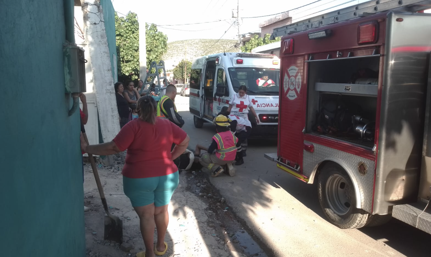 Hombre resulta lesionado al caer de escalera de tijera