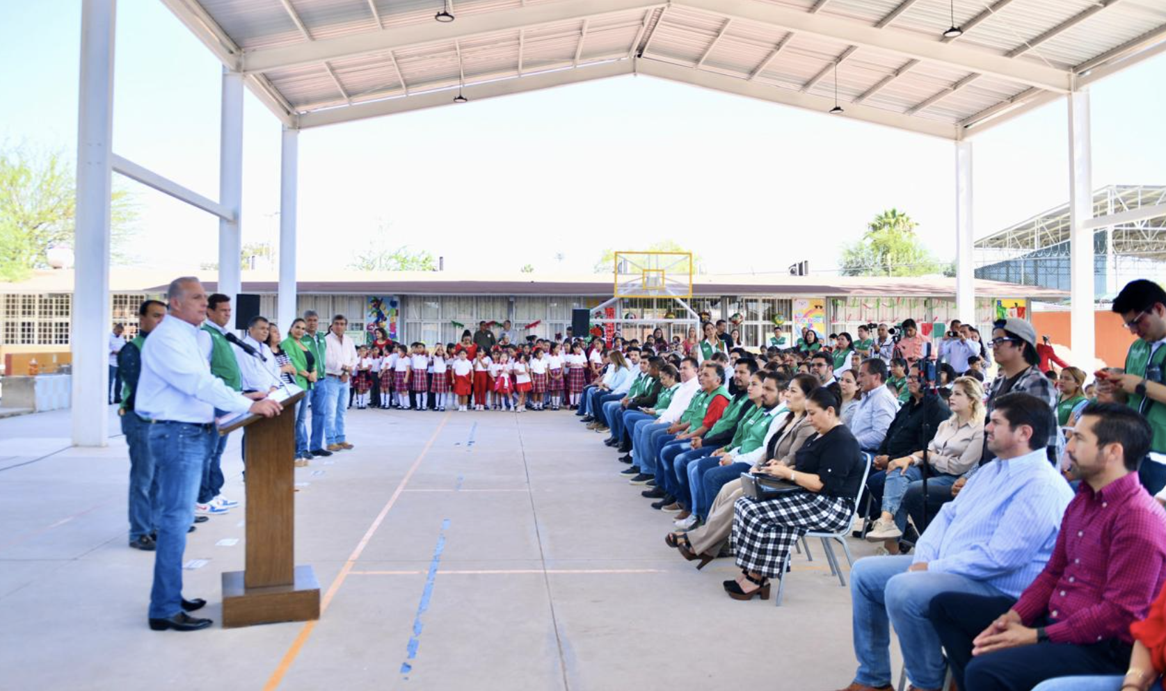 Entrega Román Cepeda techumbre en la primaria Ricardo Flores Magón