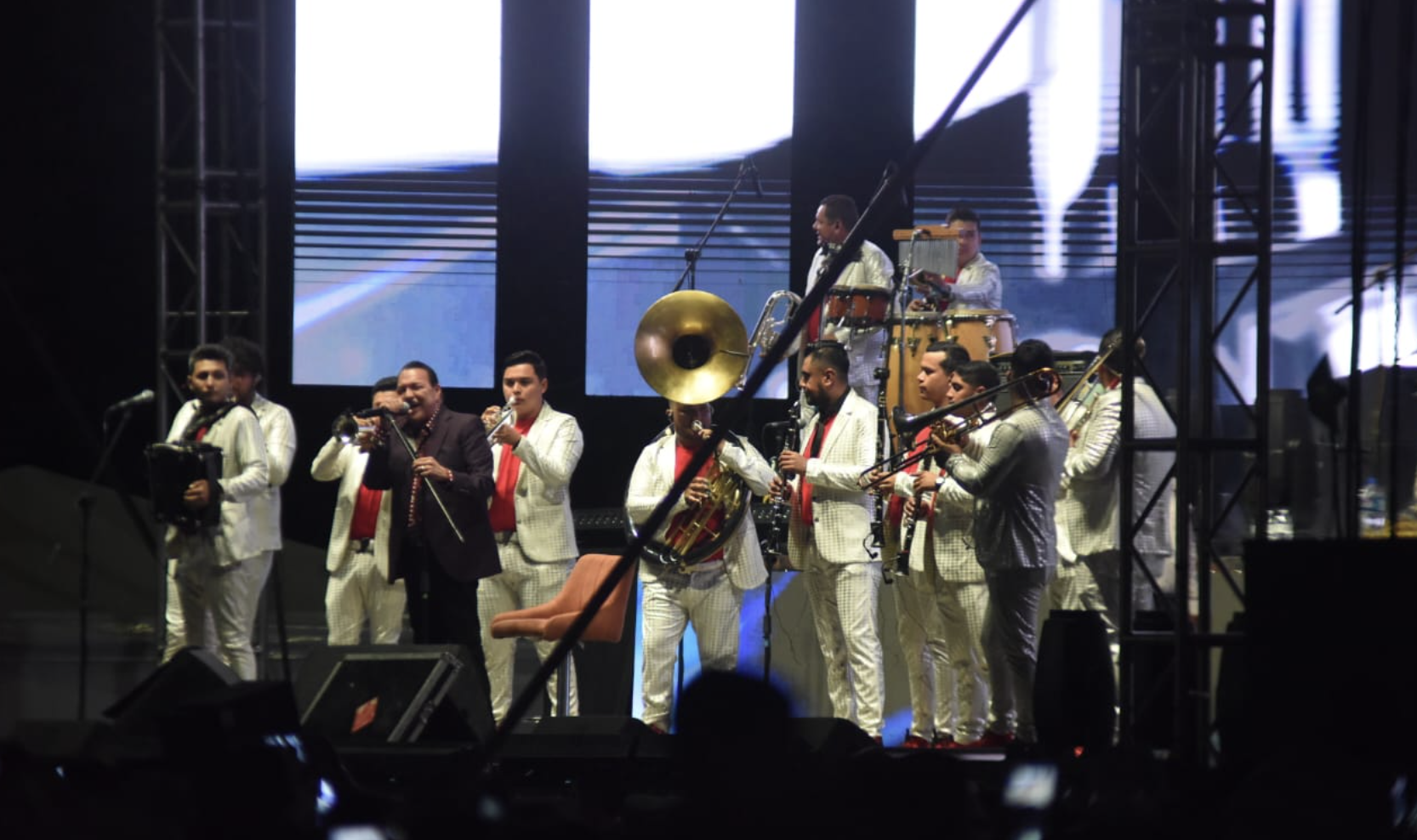 Julio Preciado y Los Dos Carnales cantaron para más de 90 mil personas en la Plaza Mayor