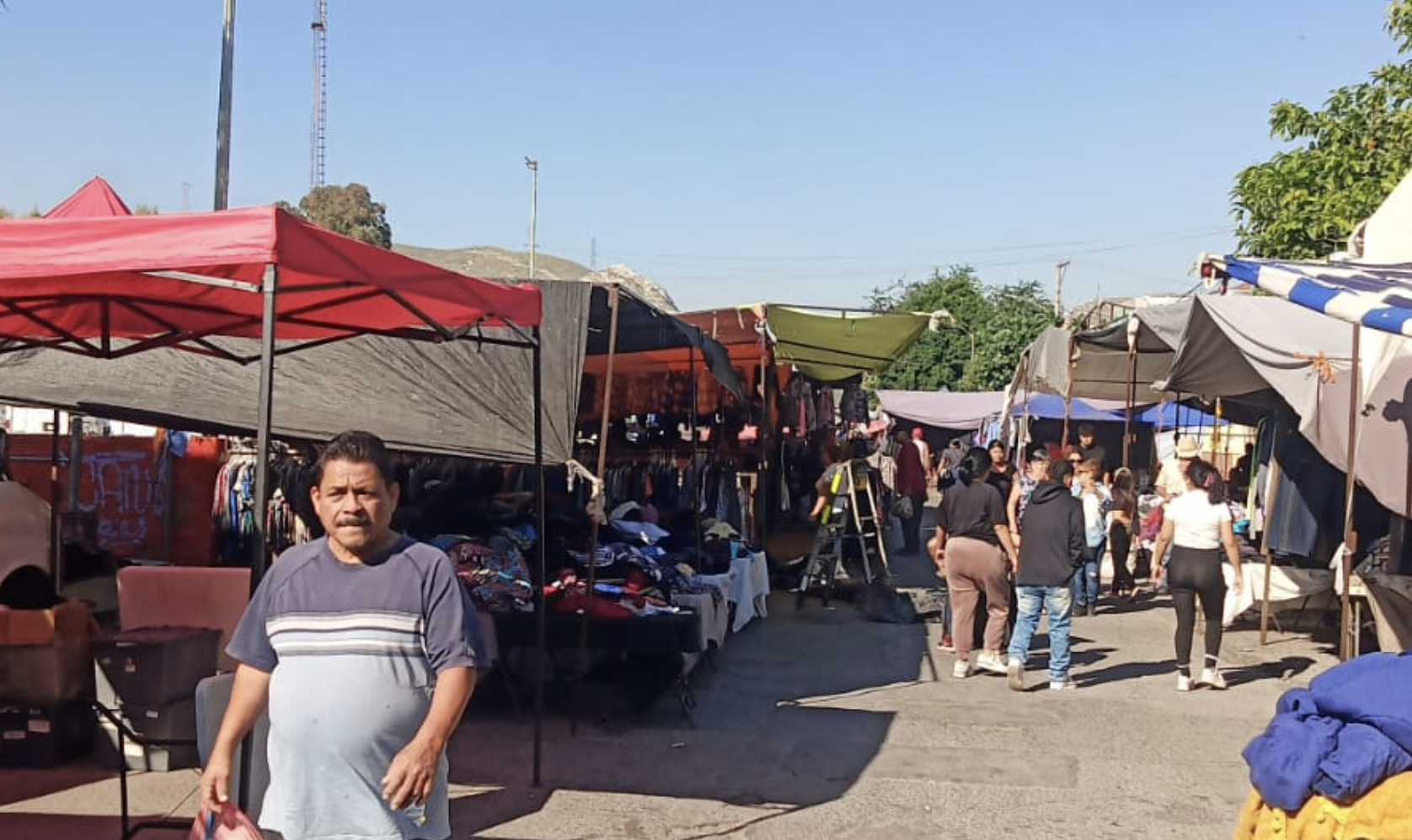 Plazas y Mercados revisa que comerciantes instalados en tianguis mantengan limpios los espacios públicos