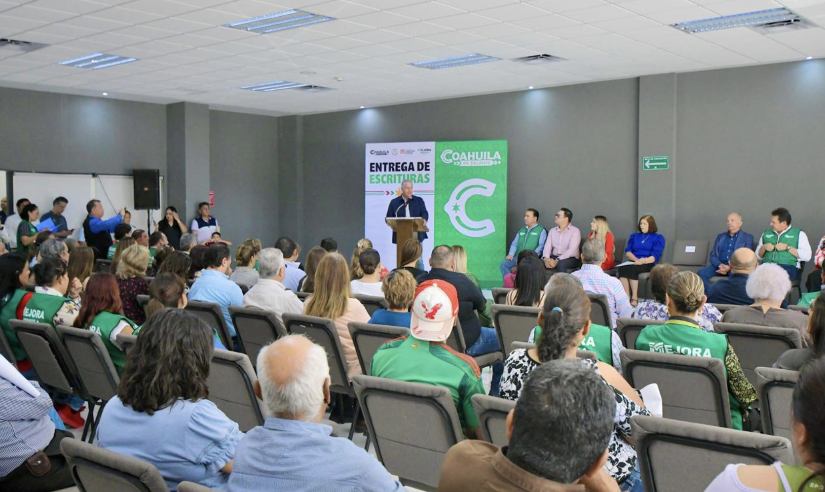 Realizan entrega de escrituras en Torreón