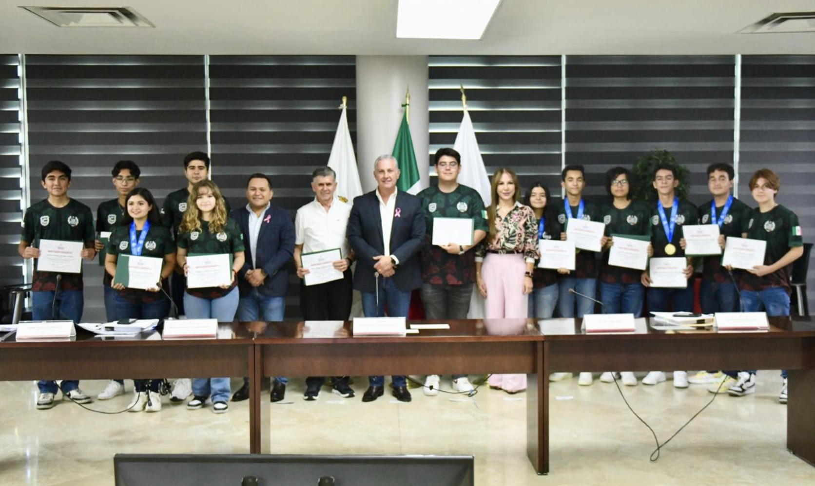 Cabildo de Torreón reconoce a la Selección Nacional de Robótica del Colegio Cervantes