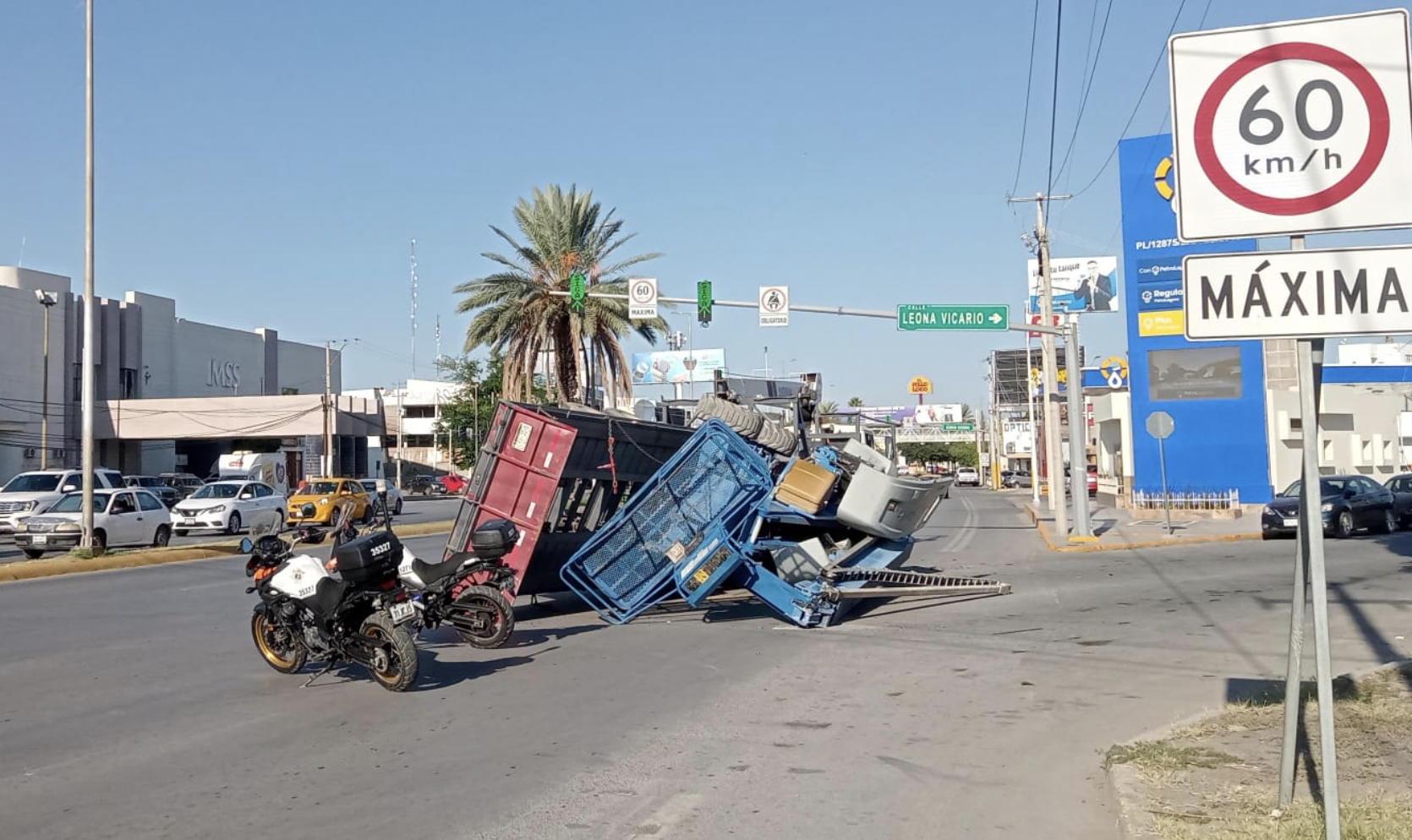 Remolque termina volcado en el bulevar Independencia