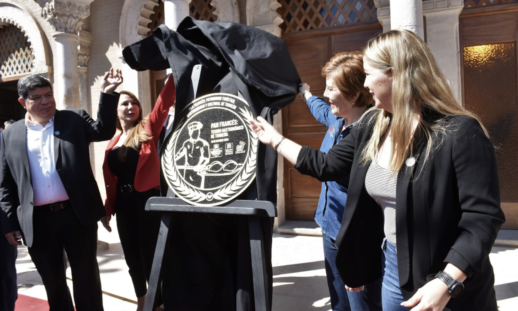 Develan placa conmemorativa por el “Día del Pan Francés”