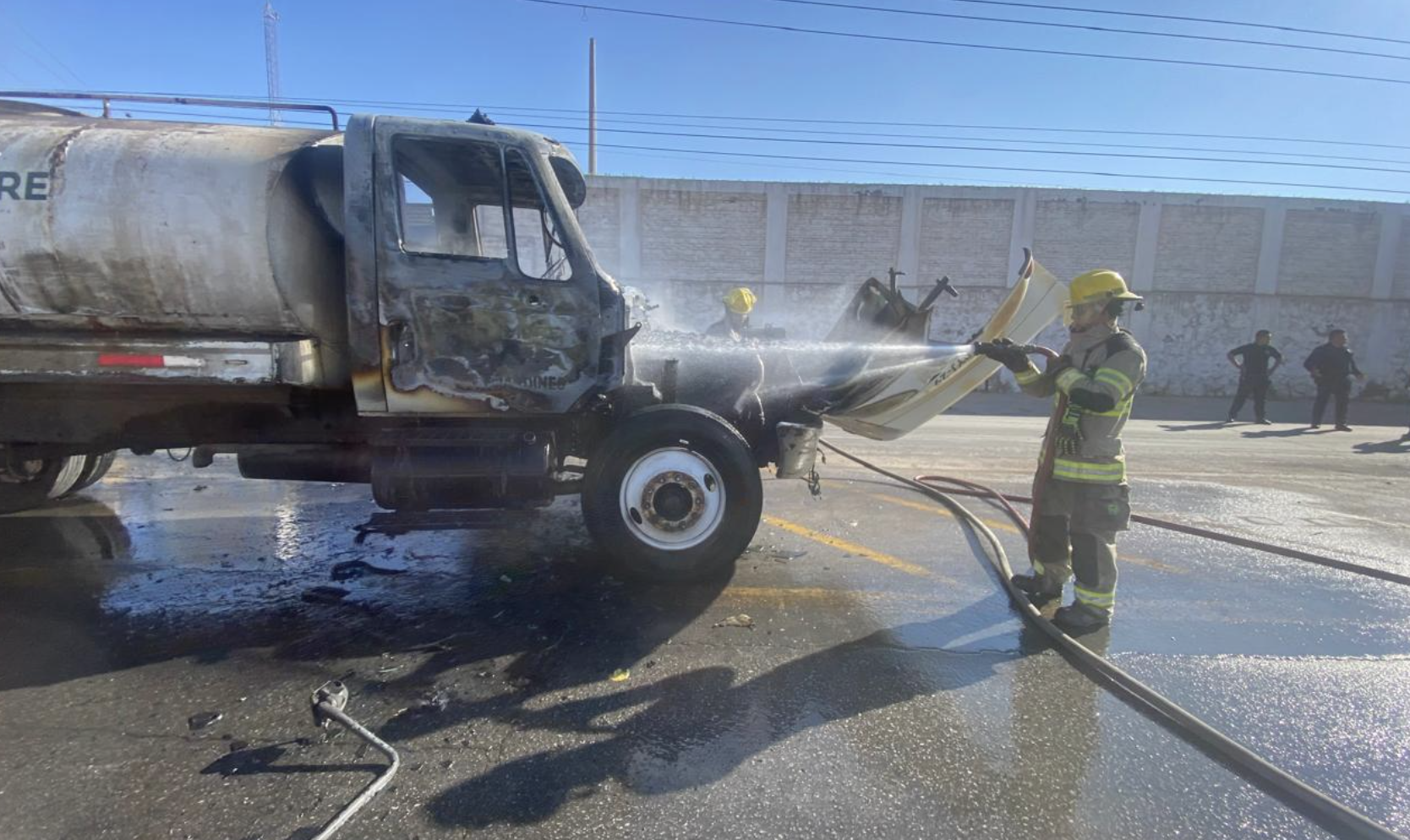 Pipa municipal se incendia en bulevar Laguna Sur