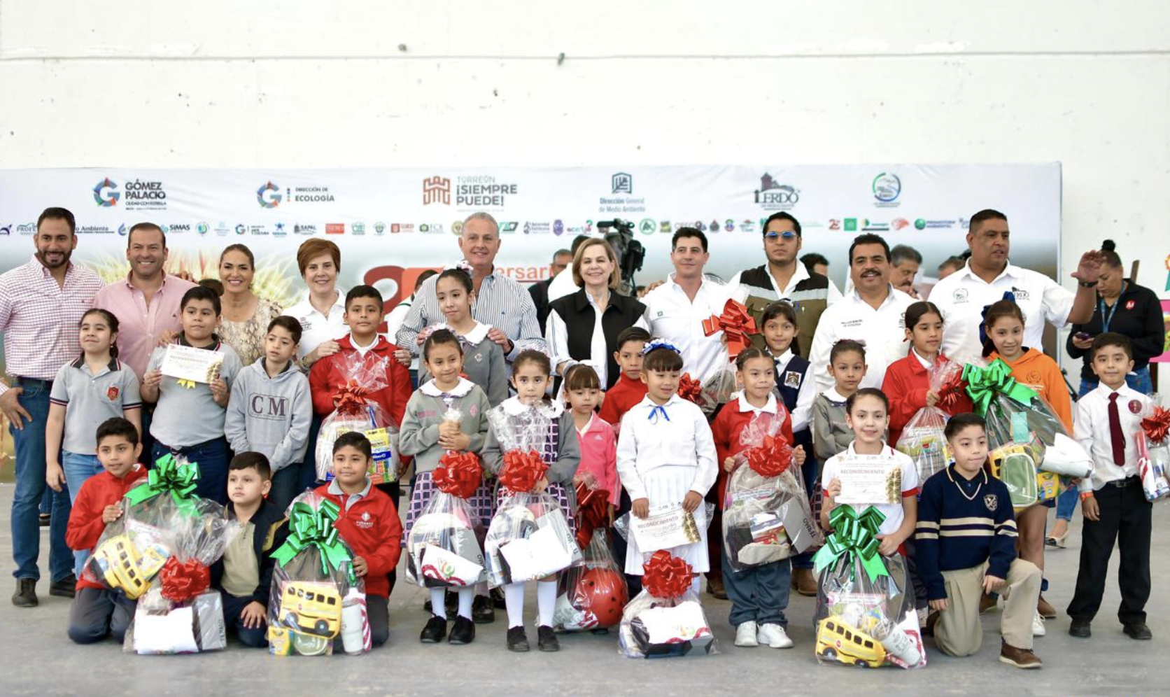 Román Cepeda premia a ganadores del concurso de dibujo: Octubre mes del desierto chihuahuense