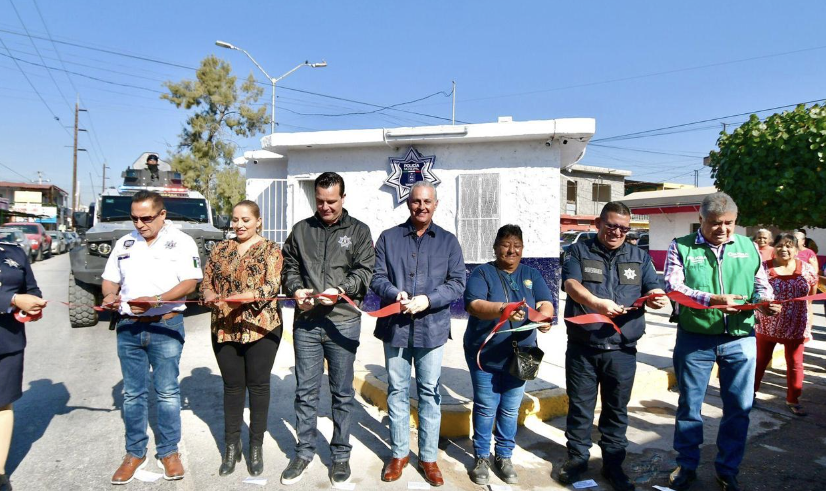 Entrega Román Cepeda caseta de vigilancia en la colonia Tierra y Libertad