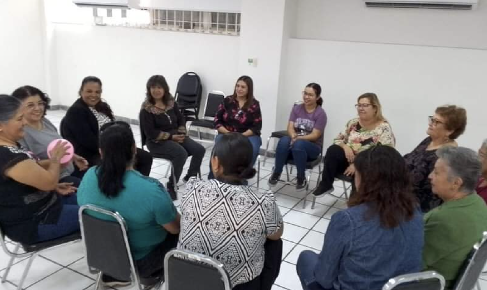 Capacitan a mujeres del Paseo de las Emprendedoras en temas de sororidad