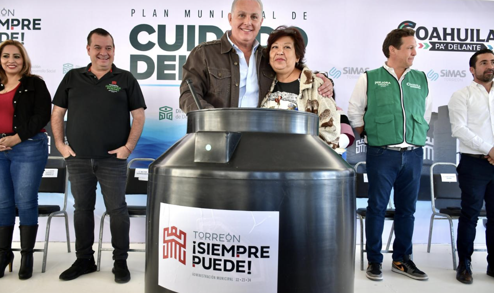 Entrega Román Cepeda 320 tinacos y anuncia nuevo pozo de agua en Loma Real