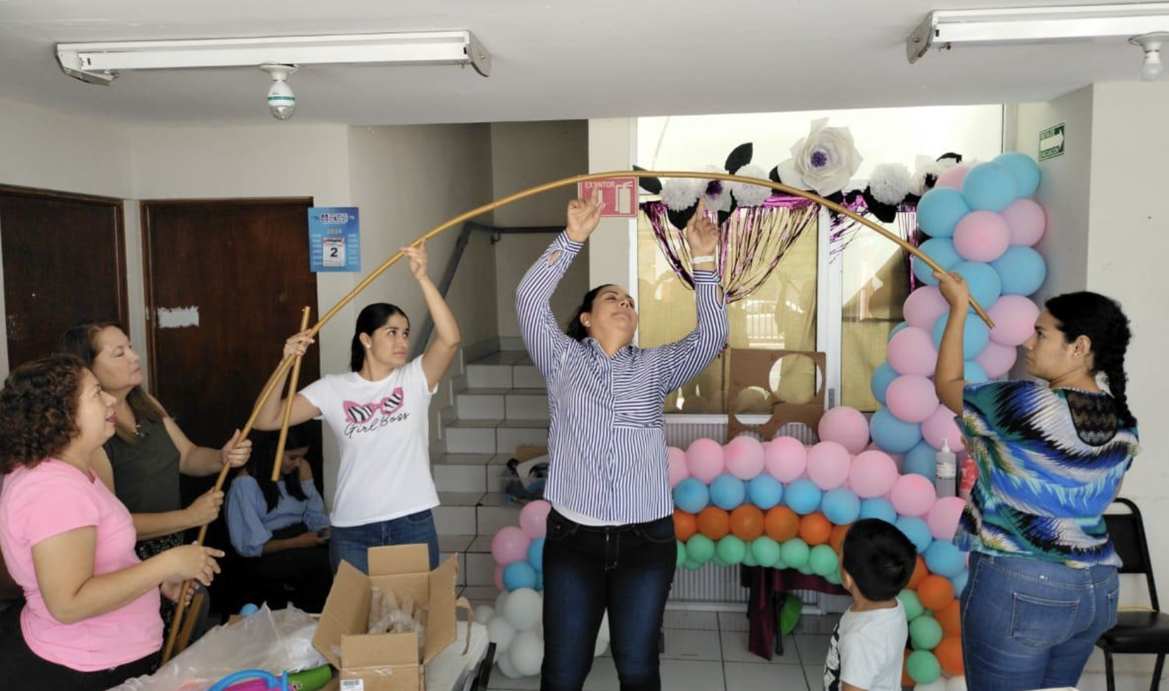 Usuarios del centro comunitario Benito Juárez aprenderán sobre decoración de globos navideños