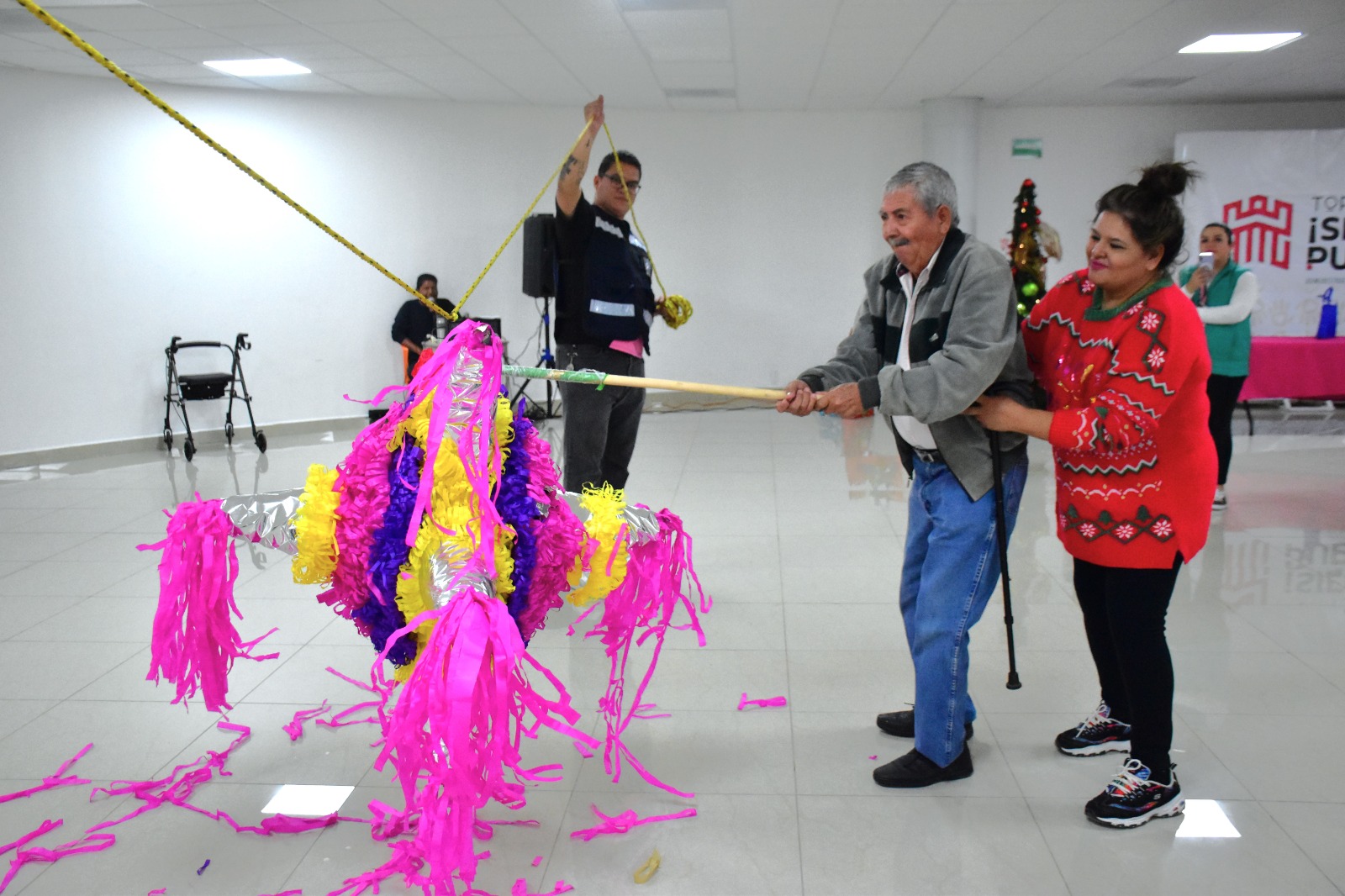 Torreón promueve el espíritu navideño en niños y adultos mayores