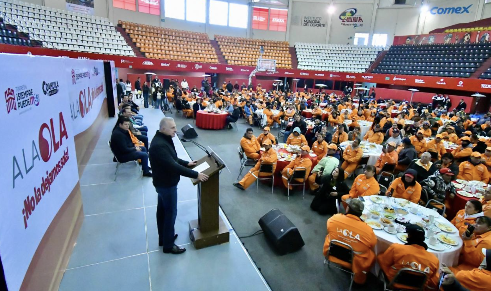 Entrega Román Cepeda reconocimientos y anuncia aumento salarial a los trabajadores de La Ola