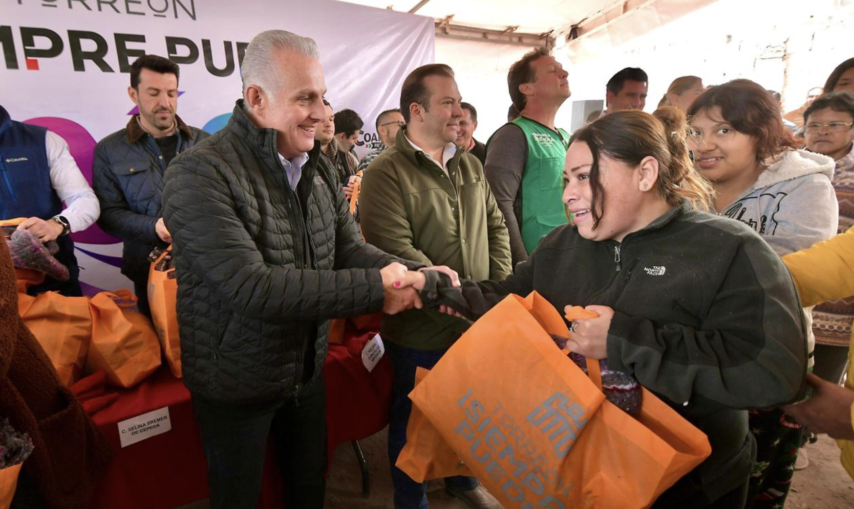 Lleva Román González el “Operativo Abrigo” al ejido La Estrella; entrega 300 kits de cobijas y alimento