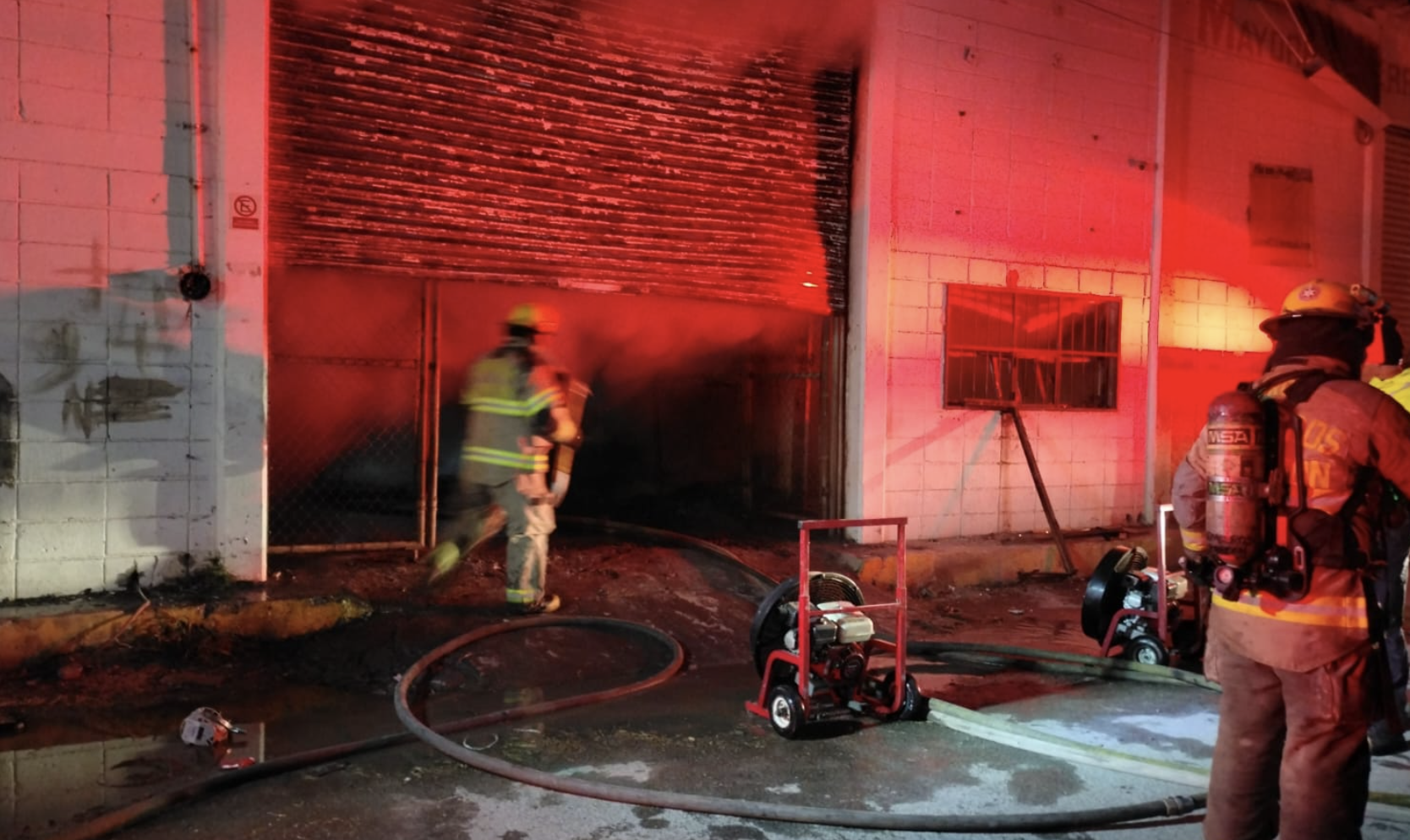 Incendio arrasa bodega de madera en colonia Santa María