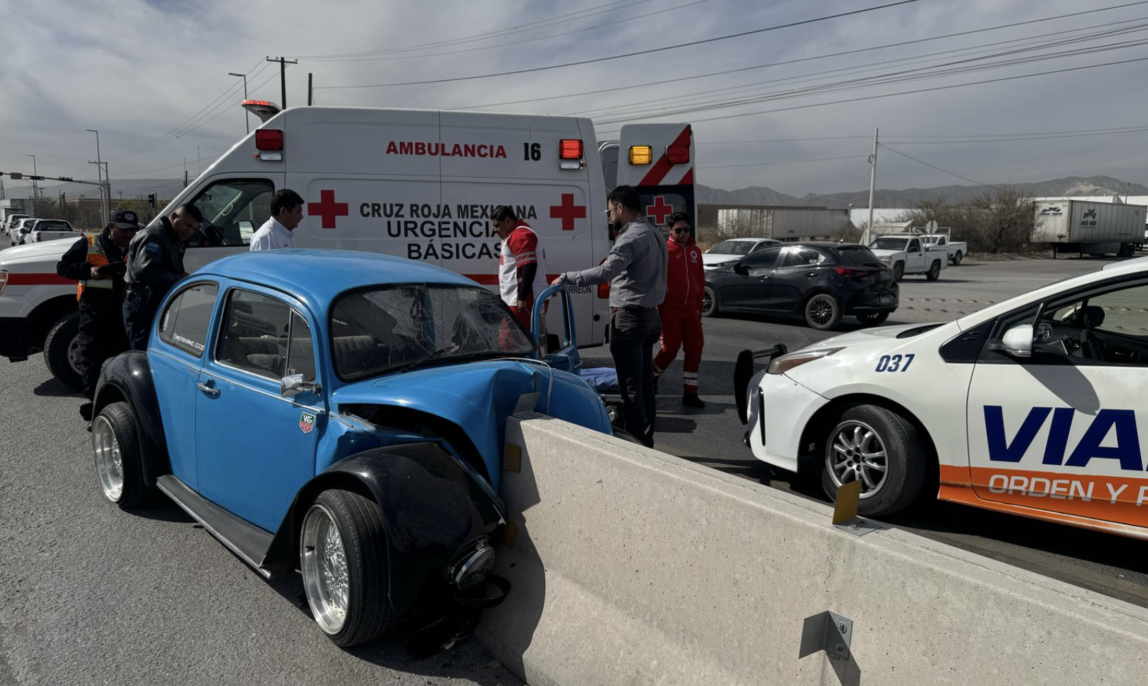 Auto compacto se estrella contra muro de concreto en Carretera a Mieleras