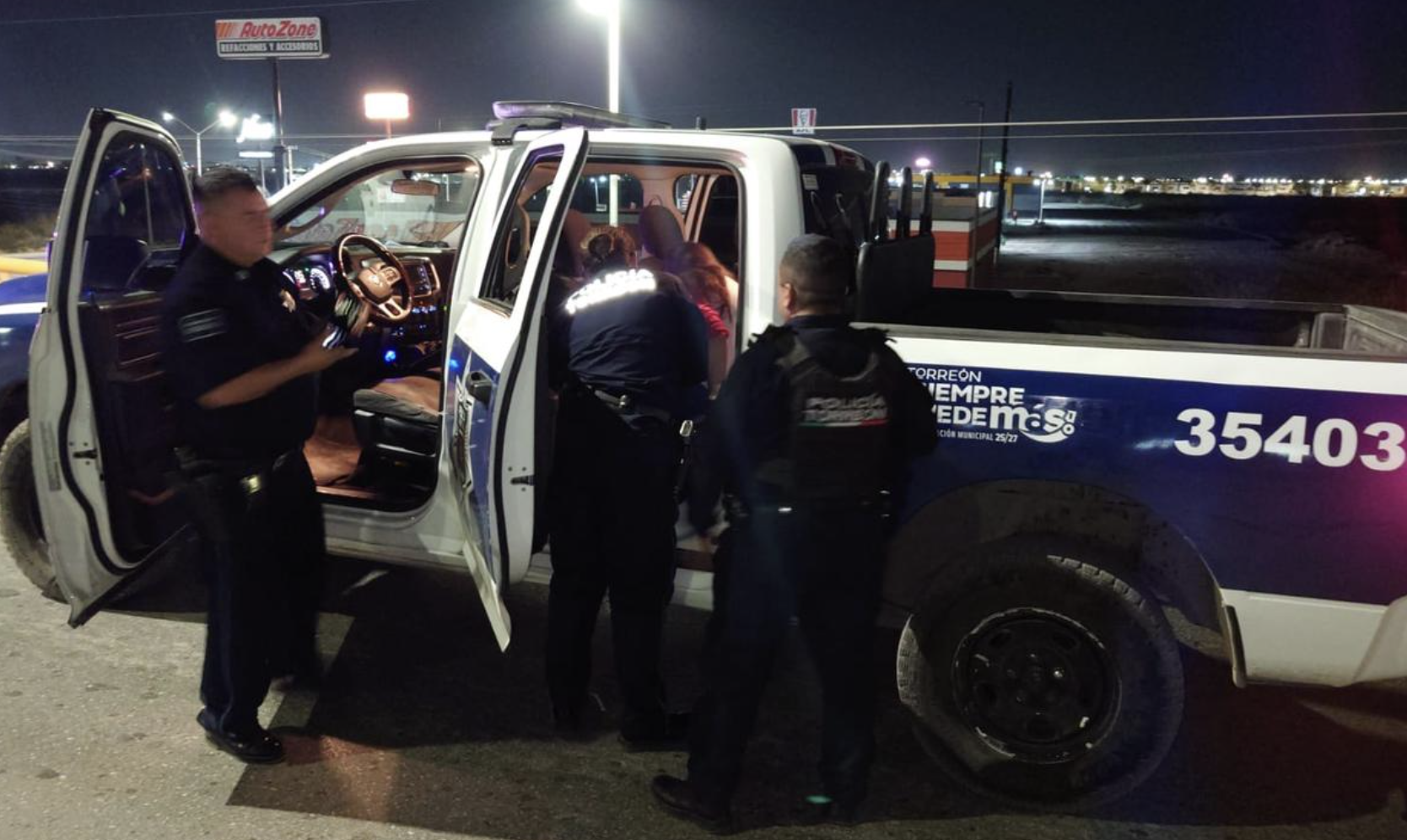 Rescatan policías a mujer que intentaba arrojarse de puente en Torreón