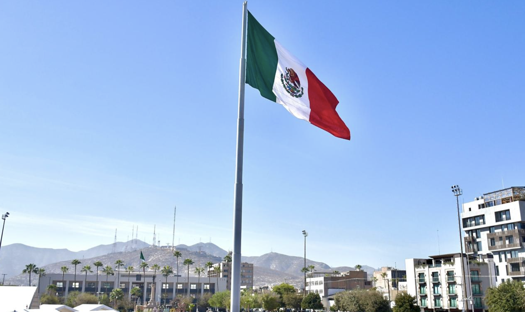 Román Cepeda preside acto cívico del Día de la Bandera