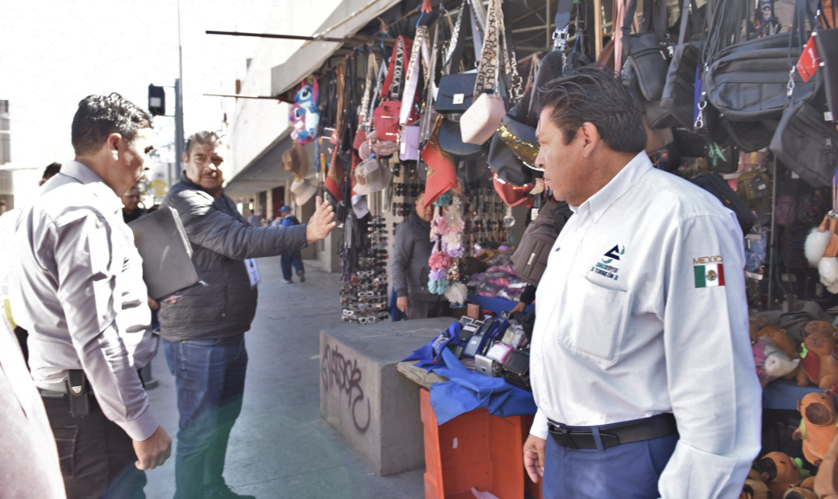 Realizan operativo de ordenamiento de comercios en el Centro Histórico