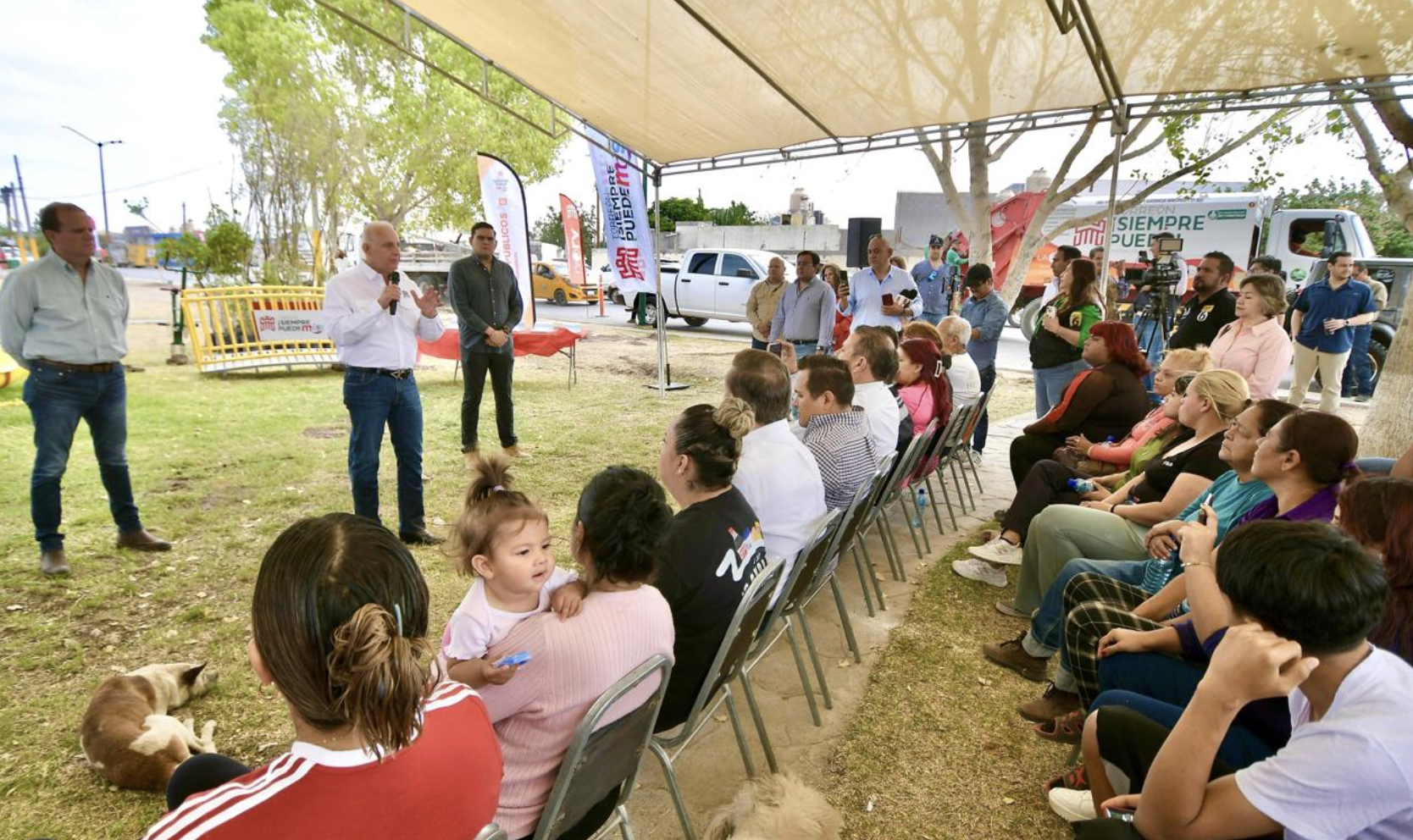 Supervisa Román Cepeda el equipamiento de la plaza pública de Loma Real