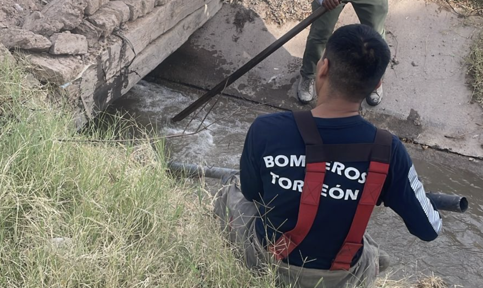 Atienden desbordamiento de canal en colonia Nueva La Paz